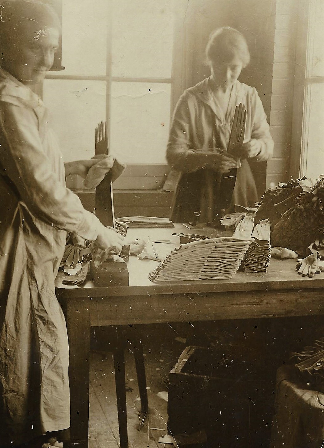 1923-Ironing-gloves-Misses-Harrington-Ottley