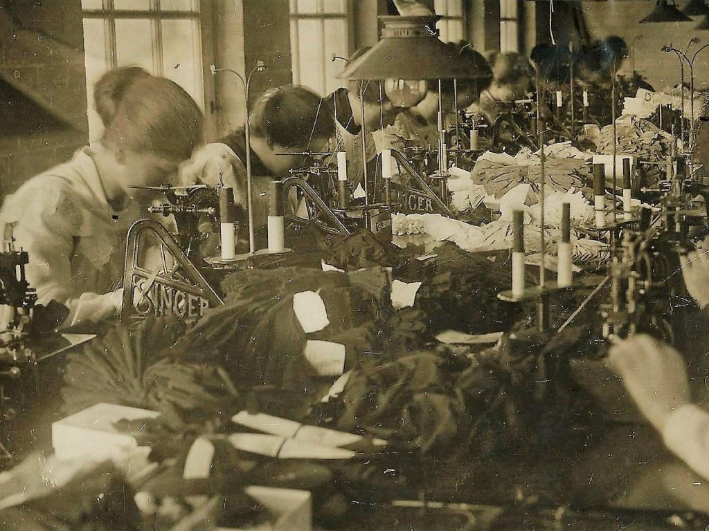 1923-Machinist-sewing-gloves
