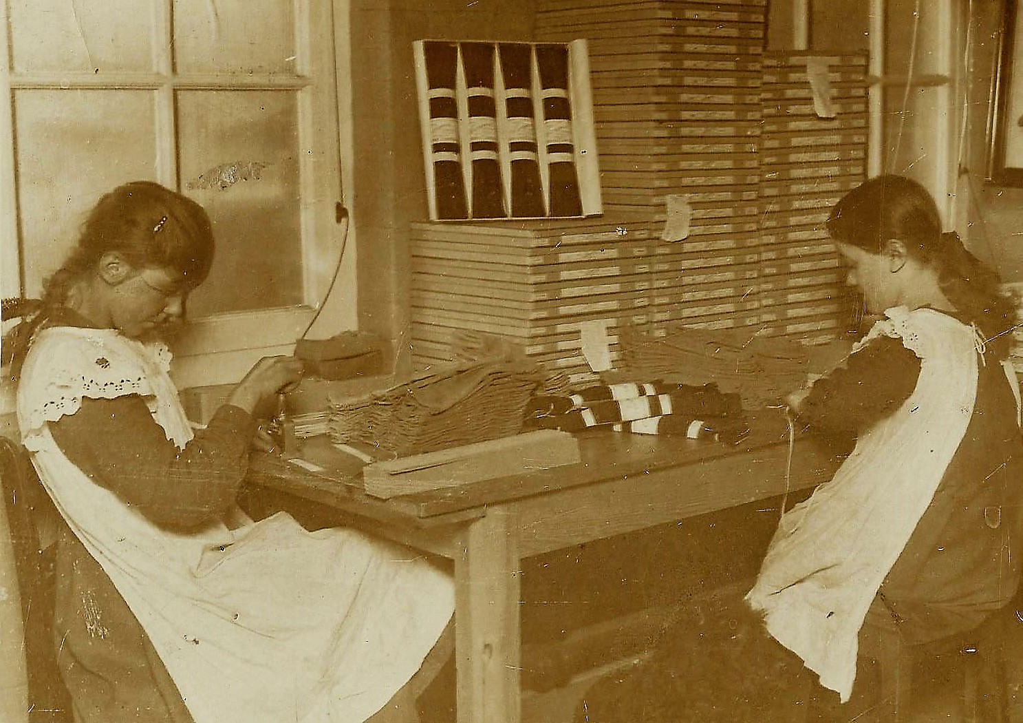 1923-Packing-gloves-Rosie-Birch