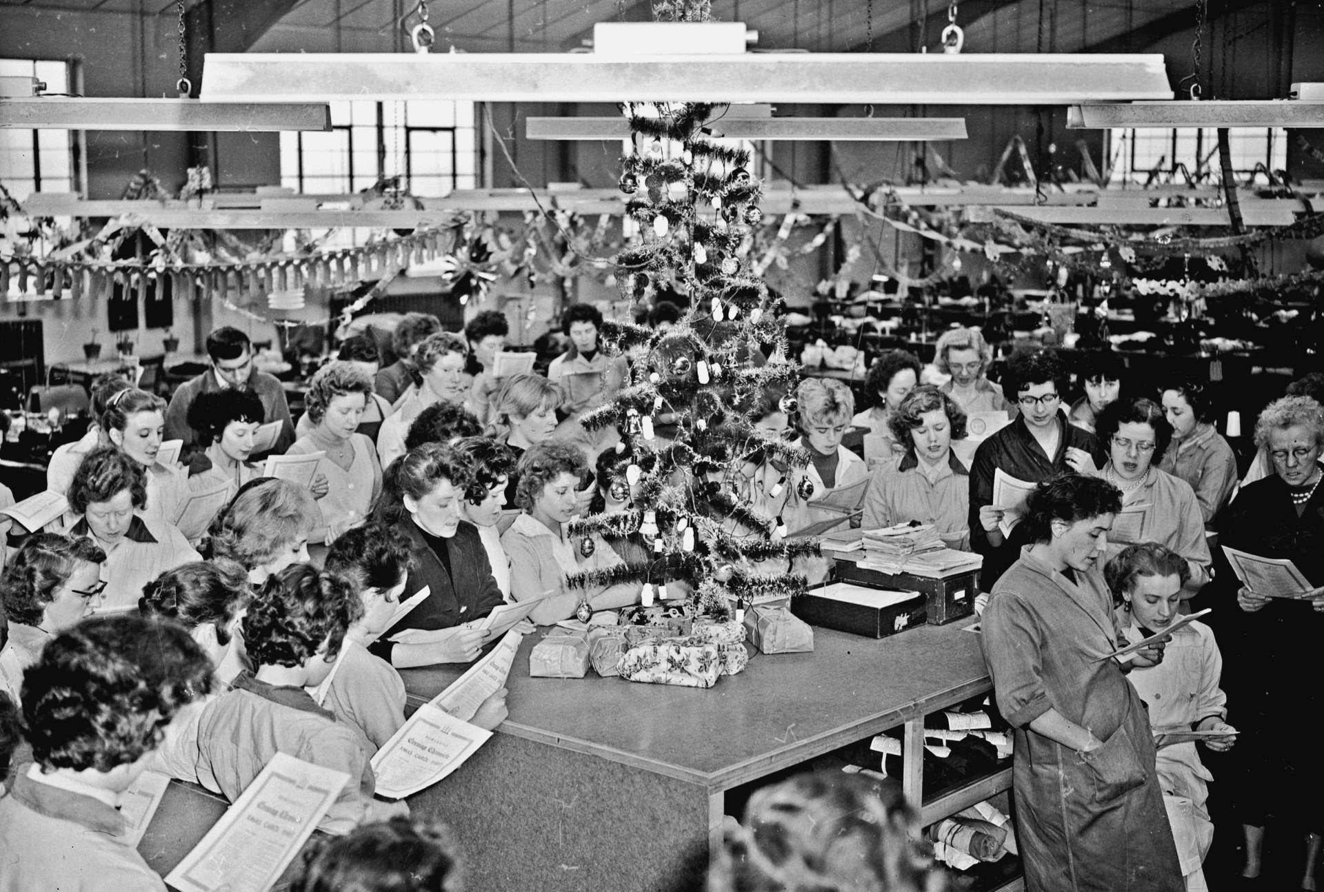 20.1960-Jan-1st-Pinkhams-Factory-carol-singing.