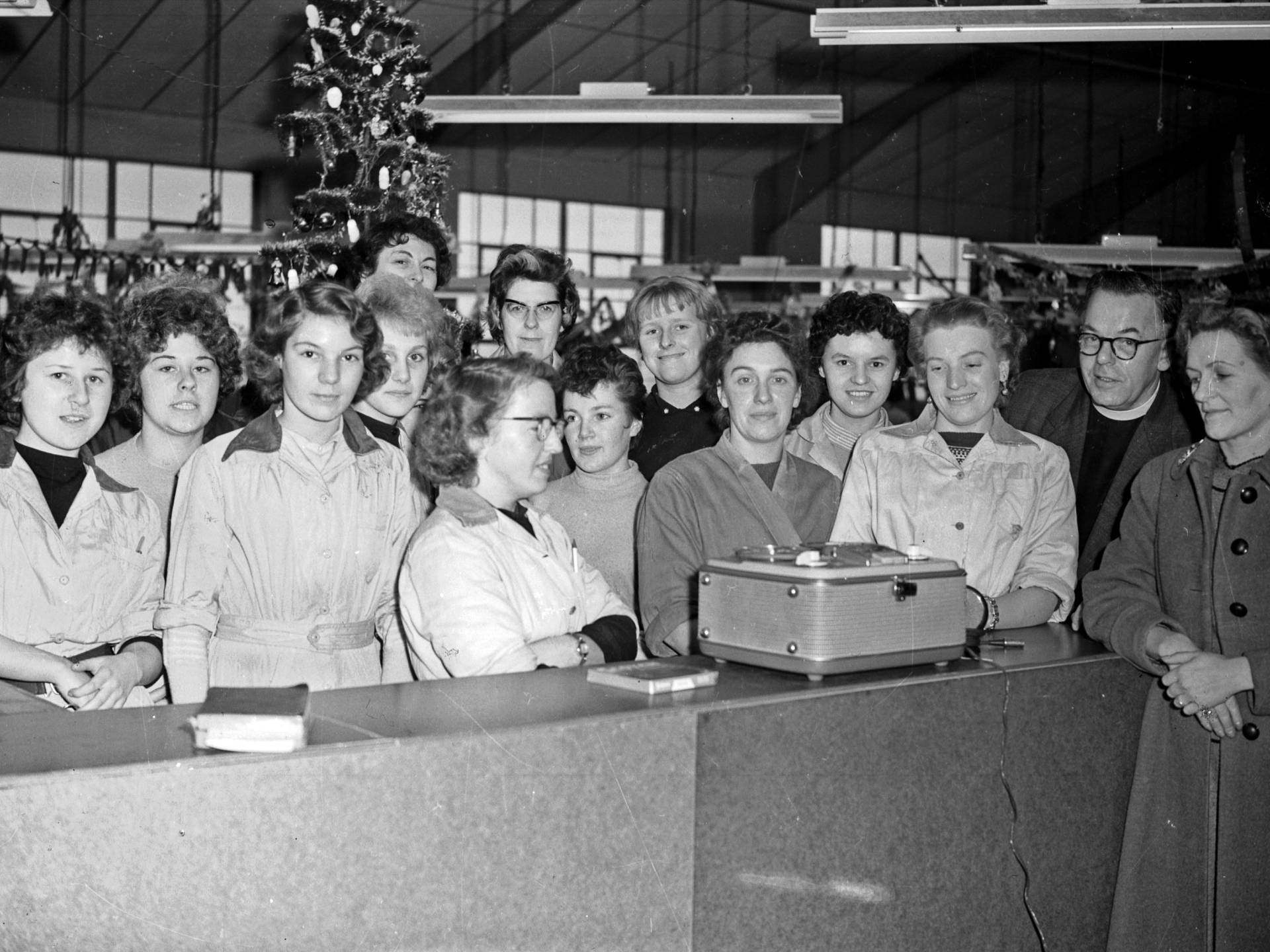 22.1960-Jan-1st-Pinkhams-factory-carol-singing.